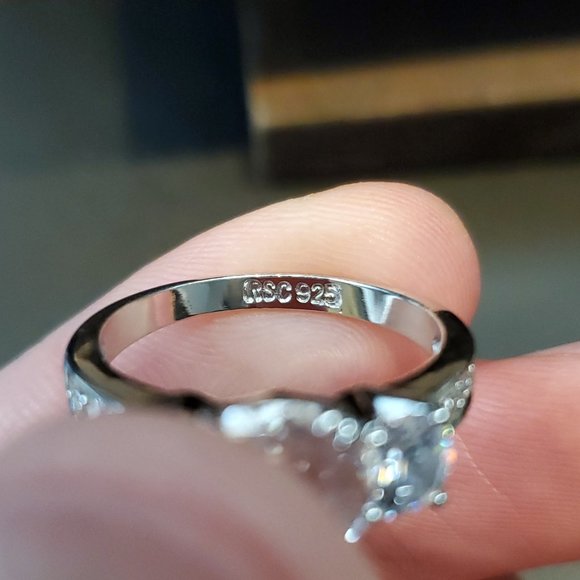 Size 8.25 925 Sterling Silver Beautiful Clear CZ Gemstone Ring - Picture 5 of 8